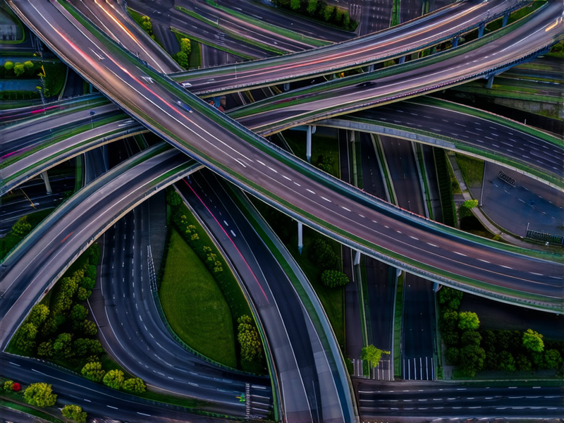 Intercambio vial al atardecer simbolizando flujos optimizados
